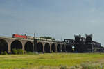 Ein von der Elektrolokomotive 185 378-7 gezogener Güterzug war Ende August 2022 auf der Duisburg-Hochfelder Eisenbahnbrücke zu sehen.