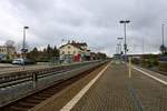 Blick auf die Bahnsteige 2 bis 4 inkl. Bahnhofsgebäude des Bahnhofs Geithain. Auf Bahnsteig 2 besteht ein direkter Übergang zu den Bussen. [31.10.2017 | 11:35 Uhr]