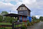 Blick auf das Empfangsgebäude vom alten Bahnhof Remptendorf. Das Gebäude ist wie die anderen an der Strecke heute bewohnt. Der Personenverkehr wurde am 24. Mai 1998 eingestellt und der Güterverkehr wenige Monate später Ende 1998. Seit dem 1.1.2005 ist die Strecke offiziell stillgelegt.

Remptendorf 01.08.2023