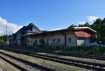 Blick auf das ehemalige Empfangsgebäude in Bad Lobenstein. Der Güterschuppen wurde bereits verkauft und saniert. Im Empfangsgebäude befidnet sich das Fahrdienstleiter Stellwerk aus dem Jahr 1912 der Bauart Jüdel.

Bad Lobenstein 01.08.2023