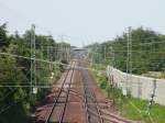 Kabelsalat bei tigheim... Ein Blick auf die Rheintalbahn Richtung Karlsruhe am 4. Juni 2006.