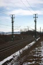 Der Beginn der Speisefreileitung  an der Strecke Dresden - Berlin bei Bhla.
17.03.2013 gegen 12:44 Uhr aufgenommen, am rechten Bildrand liegt dann das bahneigene Umspannwerk  bei Bhla