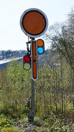 Ein ausgedientes Vorsignal an der bis 1995 stillgelegten und bis 2012 zu einem Radweg umgebauten Strecke der Wippertalbahn.