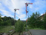 Obwohl von Georgenthal kein Zug mehr,in Richtung Gräfenroda und Gotha fährt,die beiden Ausfahrsignale H und I stehen,zwar durchkreuzt,trotzdem noch.Aufgenommen am 30.Mai 2020