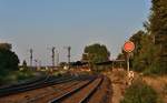 Blick auf das Vorsignal und die Bahnsteige des Bahnhofs Blumenberg am frühen Morgen des 3.8.2018. 

Blumenberg 03.08.2018