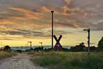 Blick auf den Bahnübergang in den Güterbahnhof sowie die Ausfahrsignale des Güterbahnhofes in Richtung Magdeburg.

Haldensleben 01.08.2021