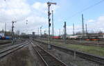 Flgelsignale mit Blick Richtung Hof und Leipzig, am 03.04.2023 in Zwickau (Sachs) Hbf. Standort ist am  Bahnsteigende.