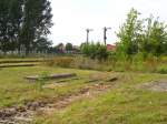 Bahnhof Laucha (Unstrut) mit Formsignalen Richtung Nebra. Im Vordergrund die zugewachsenen Reste der ehemaligen Rangiergleise; 19.08.2007