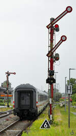 Formsignal- und Dieselparadies Niebüll - ein Intercity verlässt im Juni 2024 auf dem Weg nach Westerland (Sylt) gerade den Bahnhof.