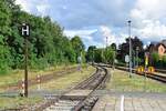 Blick auf die zahlreichen Signale in der Ausfahrt in Richtung Blankenstein. Besonders sehenswert ist hierbei die beleuchtete H-Tafel.

Bad Lobenstein 01.08.2023