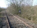 Hier sieht man Standort des Signal Ne2(Vorsignaltafel) des Bahnhofs Scherfede. Der 1000Hz Magent befindet sich ebenfalls noch an der Schiene.