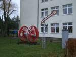 Vor der Geschwister-Scholl-Schule in Sassnitz steht Dieses Signal.In der Schule hat der Sassnitzer Modellbahnclub seine Rume.Aufgenommen am 29.Dezember 2012.