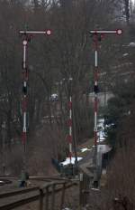Typische Formsignale der moderneren Bauart finden sich als Signal C und B in Miltitz-Roitzschen Ausfahrt  Richtung  Nossen. 01.04.2013  17:29 Uhr 