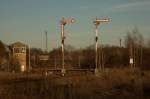 Auf allen Gleisen ist Ruh, währendessen rechts und links der Bahn der Verkehr auf der A4 und A14 braust und dröhnt.Nordöstliches Ende des Bahnhofes Deutschenbora.