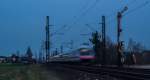 In der Abenddämmerung rauscht ein Intercity durch Hirschaid Richtung München (01.03.2014)