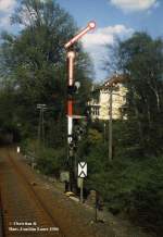 Einfahrsignal und Ausfahrvorsignal in Fahrtstellung irgendwo auf der Nordbahn von Dsseldorf nach Wuppertal in den 80er Jahren. Hier das Einfahrsignal von Mettmann.