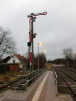 Formsignal am nördlichen  Bahnsteigende des Bahnhofs Suchsdorf an der KBS 146  (Kiel - Flensburg) am Montag, dem 22.12.2014, um 15.15 Uhr