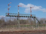 Nachdem Wechsel von Formsignalen auf Lichtsignale,brachte man die bekannte Signalbrücke von Müncheberg nicht zum Schrott.Am Kleinbahnhof hat die Brücke einen neuen Abstellplatz gefunden und konnte von mir am 19.März 2016 fotografiert werden.