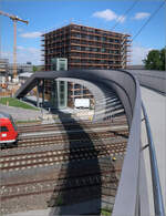Elegante Schrägseilbrücke - 

... über die Franken- und Hohenlohebahn in Heilbronn. Die Brücke verbindet die beiden Teile rechts und links der Bahngleise des Bildungscampus. 

13.07.2017 (M)