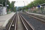 Eine Streckensperrung wegen Bauarbeiten machte dieses Foto möglich. Vom öffentlich zugänglichen BÜ Straße und für Fußgänger am Bahnhof Niederkaufungen geht der Blick in Richtung Oberkaufungen und Helsa. Die Besonderheit im Bereich Niederkaufungen ist das 4 Schienengleis und in Niederkaufungen Mitte das 6 Schienengleis. Da die Tram-Train sich hier die Strecke mit Güterverkehr teilt hat man diese Lösung gewählt, damit der Güterverkehr das Lichtraumprofil ausschöpfen kann und die StraBa oder Regio Tram dicht an den Bahnsteig heranfahren kann. Bahnstrecke 3901 Kassel - Waldkappel am 07.07.2017