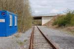 Was hier aussieht wie eine Rektivierung der Bahnstrecke Rheydt nach Krefeld, ist nichts anderes als eine Baustellenzufahrt fr Umbauarbeiten am Autobahnkreuz Neersen.Kurz hinter der Brcke verschwinden die Schienen im Nirvana der Baumreihen, die den Bahndamm mitlerweile besiedeln.Vor einigen Jahren war diese Ansicht die stliche Bahnhofsausfahrt vom Bahnhof Neuwerk/Neersen und die Rheinische Eisenbahn verzweigte sich hier nach Krefeld und Neuss. Vielleicht in nicht all zu weiter Ferne wird die Strecke von Mettmann her ber Kaarst weiter nach Viersen wieder reaktiviert? Diese Strecke ist seit 1982 still gelegt. Foto 13.4.2008