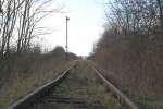 3.3.2013 Schulzendorf, Ausfahrsignal in Richtung Wriezen. Ob die Gleisverwerfung zur Stilllegung der Strecke fhrte...?