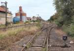 Blick nach Süden auf die umfangreichen Gleisanlagen des Bahnhofs Blaufelden: Links die Ausfahrsignale Richtung Lauda. Die rechte Bahnhofshälfte wird schon lange nicht mehr genutzt und ist durch die Sh2-Scheibe in der Bildmitte gesperrt. Das Gleis vorne wurde nur wenige Jahre genutzt und führte zur Firma Sigloch.