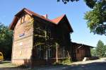 2013 -09-07 am Bf. Zernsdorf bei Knigs Wusterhausen steht dieses nette Bahnhofsgebude mit Stellwerk und altem Gterschuppen.Vielleicht aber auch eine alte GePa?Auf dem Bf. hat das ESTW Zeitalter schon Einzug gehalten.Neben Formsignalen stehen die neuen Lichtsignale.