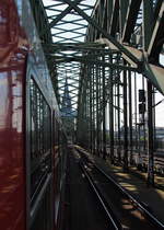 Auch wenn ich über die Hohenzollernbrücke bestimmt schon einige hundert male drüber gefahren bin, mit offenem Fenster im n-Wagen war die Überfahrt trotzdem noch ein Erlebnis für mich. Noch wird diese Möglichkeit vom  Kaldenkirchner  RE8-Verstärker geboten, welcher für die heißen Sommertage eine echte Erfrischung ist.

Hohenzollernbrücke, 29. Mai 2017