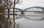 Das schöne am Regenwetter ist, dass sich natürliche Spiegelungen ergeben.

Köln Hohenzollernbrücke, 28. März 2018 