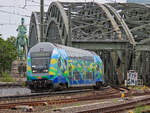 In Touristik Lackierung ist eine 4-Wagen Dosto Garnitur mit 111 074 als EM Sonderzug zwischen Dortmund und Köln unterwegs.