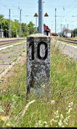 Blick auf einen alten Kilometerstein auf Bahnsteig 2/3 des Bahnhofs Angersdorf.
Er signalisiert den Kilometer 10,0 auf der Bahnstrecke Halle–Hann. Münden (KBS 590).
[1.6.2020 | 12:59 Uhr]