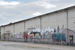 An einer Lagerhalle mit ehemaligen Gleisanschluss am Bahnhof Haldensleben wurde die Wand sehr schön mit einer Dampflok mit Güterzug bemalt.

Hadensleben 18.07.2016
