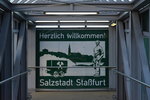 In Staßfurt wurde man im Fußgängerübergang zu den Bahnsteigen mit diesem netten Bild empfangen. 

Staßfurt 20.07.2016