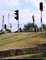 Blick auf einen Teil der Signalsammlung am Lokschuppen der Eisenbahnfreunde Großheringen, entdeckt am Straßenrand.
[16.6.2018 | 17:25 Uhr]