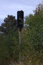 Das Signal zeigt scheinbar  HL 1 , dies täuscht, die Strecke ist stillgelegt, die Glühlampen aus dem Signal entfernt und die flachstehende Sonne läßt das Signalbild HL 1 entstehen. Bahnhof Waldenburg,  KSB Strecke 432 Leipzig - Großbothen - Glauchau.
20.10.2019 10:33 Uhr.