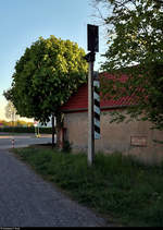 Spurensuche unweit der Haustür:
Die ehemalige Zementfabrik in Halle-Nietleben besaß einen Eisenbahnanschluss über die nun stillgelegte Bahnstrecke Halle Klaustor–Hettstedt (Halle-Hettstedter Eisenbahn (HHE) | 6800), ausgehend vom Bahnhof Halle-Nietleben. Dieser diente v.a. dem Transport von Braunkohle aus der Grube Neuglück (heutiger Heidesee), um den Betrieb der Zementfabrik zu gewährleisten.
Mit der Einstellung der Zementproduktion im Jahr 1973 verlor auch die Anschlussbahn ihre Bedeutung. Einzelne Gleisabschnitte bzw. Relikte sind heute noch vorhanden.

Seit etwa zwei Jahren entsteht auf dem ehemaligen Werksgelände ein neues Wohngebiet, wofür die alte Produktionshalle abgerissen wurde.
Dieses Bild ist unweit der Zementfabrik entstanden und zeigt ein altes Signal im Abendlicht. Womöglich diente es dem Bahnübergang an der Eislebener Straße (am linken Bildrand angedeutet).
[6.5.2020 | 19:32 Uhr]

Weitere Informationen zum Zementwerk:
http://www.nietlebener-heimatverein.de/pool/20110313_sn_Zement_kam_einst_aus_Nietleben.pdf