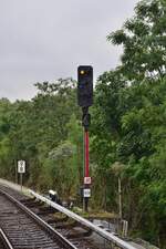 Blick auf ein HL Signal auf den S-Bahn Gleisen in Berlin Wuhletal.