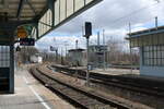 Blick auf die Bahnsteige 7 + 8, das Lichtsihnal O und das Stellwerk W5, am 03.04.2023 in Zwickau (Sachs) Hbf.