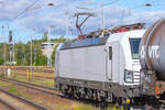 Lok 193 440 mit Kesselzug in Neustrelitz vor dem Ausfahrsignal mit Richtungsanzeiger und Kennbuchstabe „W“. - 14.09.2024