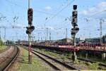 Blick auf 2 Ausfahrsignale in Völklingen in Richtung Saarbrücken. Links sieht man die ate Bauform aus den 50er Jahren und rechts die neue Bauform welche später eingeführt wurde.

Völklingen 30.09.2023