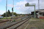 Am Bahnsteig 3 in Döbeln Hbf stehen 2 Signalbrücken hintereinander; 11.10.2024.