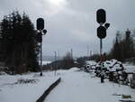 Die beiden Ausfahrsignale in Richtung Lauscha ausdem stillgelegten Bahnhof Schmiedefeld am 01.Februar 2023.