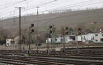 Zs 2 und Zs 6 Signale für gültige Zugfahrten, am 04.02.2025 in Würzburg Hbf. Standort öffentlicher Weg neben den Gleisen.