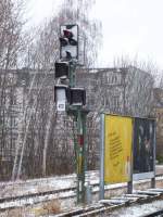 ANGESCHNEIT :: Nach leichtem Schneefall mit Verwehungen hat sich ein wenig von der weien Pracht an diesem Ks-Signal in Hhe des S-Bahnhofs Wollankstrae (Berlin) abgesetzt.