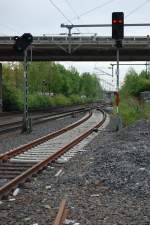 Vorsignal und Rangiersignal geben freie Fahrt auf dem Gleis in Richtung Neuss, das Ausfahrsignal aus dem Ausweichgleis zeigt rot. am 2.5.2010