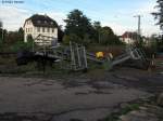 Vor dem Gterschuppen im Bahnhof Meckesheim lagen am 03.10.2010 diese beiden KS-Signale. Das Bild habe ich von der Strae aufgenommen.