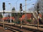 25.3.2012 Hohen Neuendorf West. Reichsbahn Hl-Ausfahrignale 614, 616 und 618. Von einigen wenigen Bahnhfen ist der Berliner Aussenring schon berwiegend an de BZ Pankow. Diese hier werden also auch bald Geschichte sein.