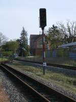 Das einzige Ausfahrsignal beim Rasenden Roland ist das Ausfahrsignal N2 in Putbus in Richtung Lauterbach Mole.Aufnahme vom 05.Mai 2012.