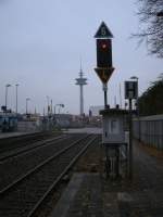 Ausfahrsignal und der  Fernsehturm  von Bad Segeberg am 18.November 2012.